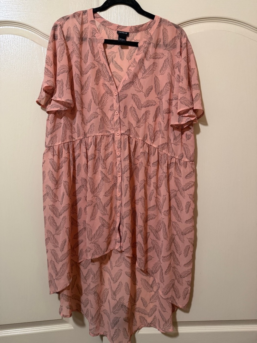 torrid Pink Feather-Print High-Low Button Front High Low Tunic top size 2